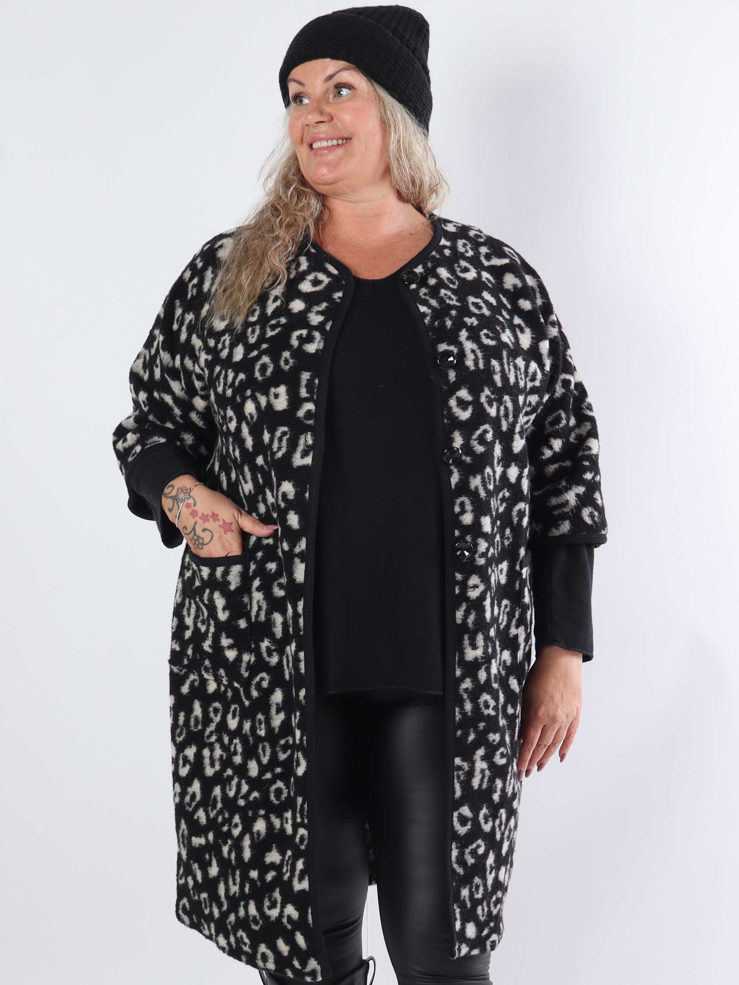 Arianna Leo- Plus size-kappa i leopardmönster med ullfoder